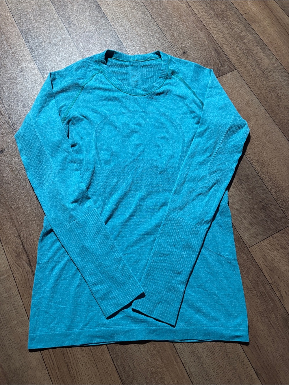 Lululemon teal shirt thumb holes athletic athleisure gym yoga sports casual 8